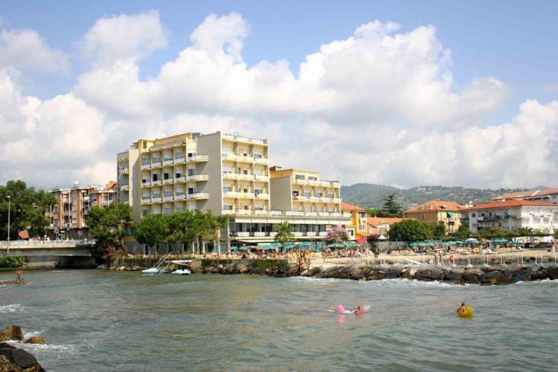 דיאנו מרינה Hotel Bellevue Et Mediterranee מראה חיצוני תמונה